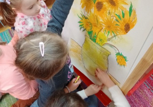 Dziewczynki rysują słoneczniki